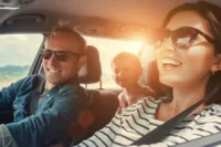 Carros de 7 lugares mais baratos representado por uma família dentro do carro,