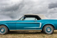 Vale a pena comprar um carro que saiu de linha representado por um carro antigo.