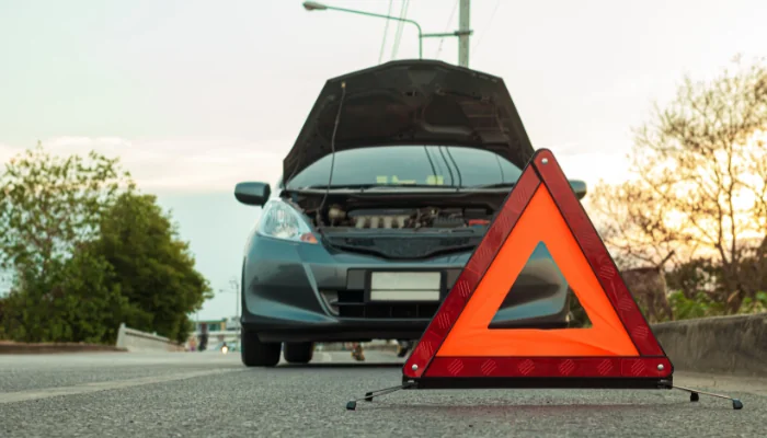 O que fazer em caso de emergência na estrada representado por um carro quebrado na estrada.