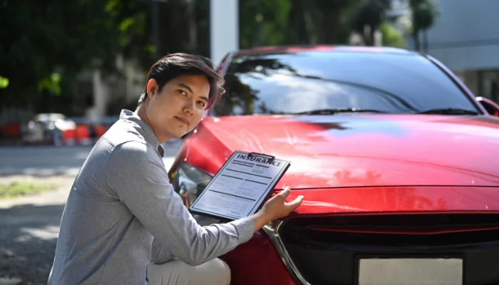 O que Fazer se o Veículo Roubado for Recuperado representado por um carro em uma vistoria com um homem com uma prancheta na mão escrito "seguro".