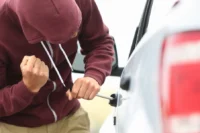 Como acionar o seguro em caso de roubo representado por um carro sendo roubado.