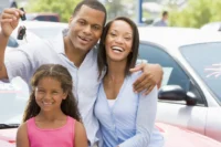 Garantia estendida para automóveis representada por uma família comprando um carro usado.