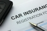 renovação de seguro auto sendo representado por um papel escrito seguro de carro, uma caneta e uma chave de carro.