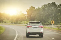 Seguro de carro contra incêndio representado por um carro em segurança na estrada.