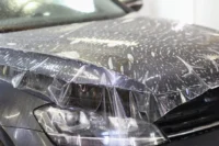 Quanto Custa Blindar um Carro representado por um carro em processo de blindagem.