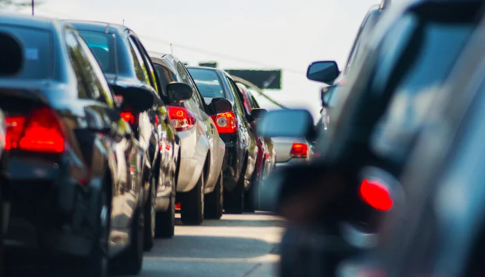 Horários do rodízio em São Paulo representado por trânsito de carros.