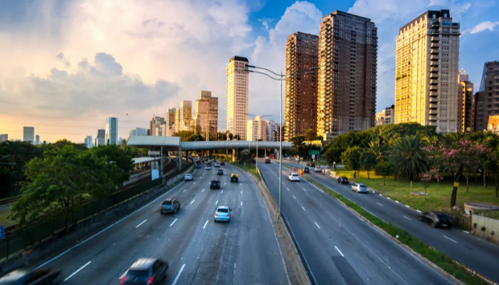 Penalidades por infração ao rodízio representado por uma avenida com carros em são paulo.