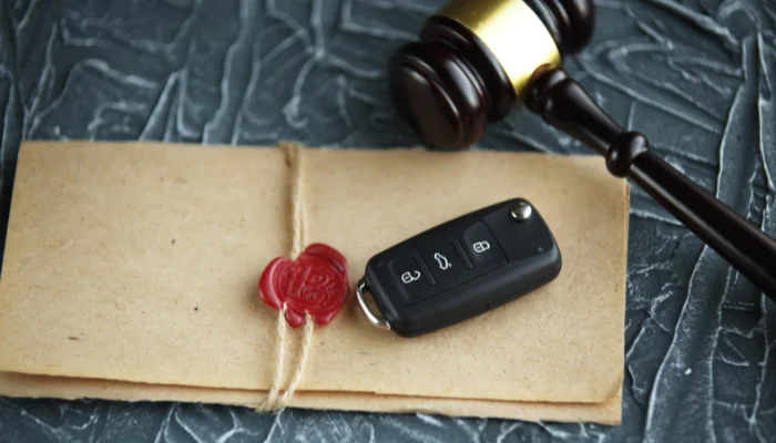 Como garantir a documentação e a transferência de propriedade representado por um documento com uma chave de carro e um martelo.