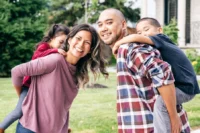 Seguro de vida representado por uma família sorrindo.