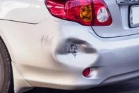 carro batido, representando: bateram no meu carro e fugiram o que fazer