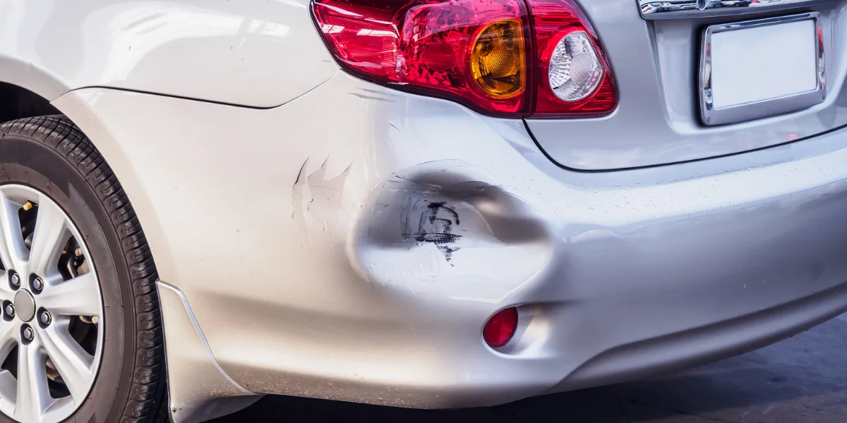 Bateram no meu carro e fugiram! Saiba o que fazer passo a passo!