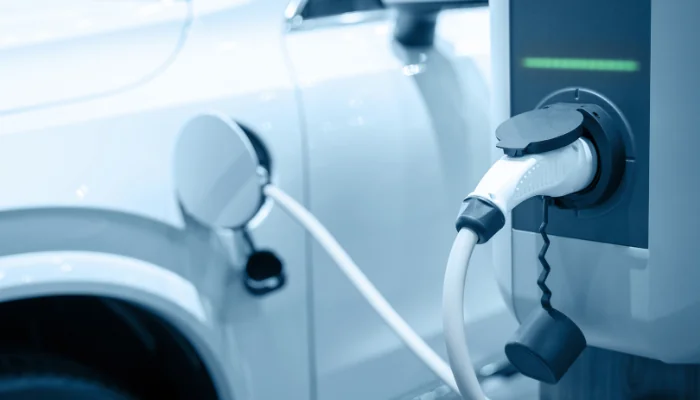 Como o Seguro BYD Tan EV Protege a Bateria representado por um carro sendo carregado.