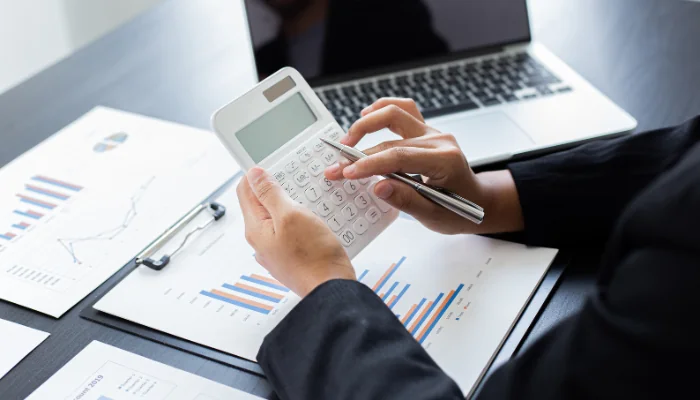 Como economizar no seguro representado por uma calculadora.