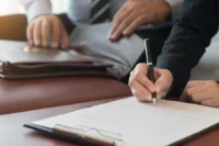 como receber seguro de vida de falecido representado por uma pessoa assinando documentos.