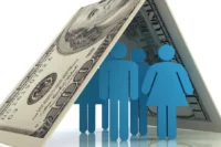 Quanto custa um seguro de vida representado por uma família coberta por uma nota de cédula.