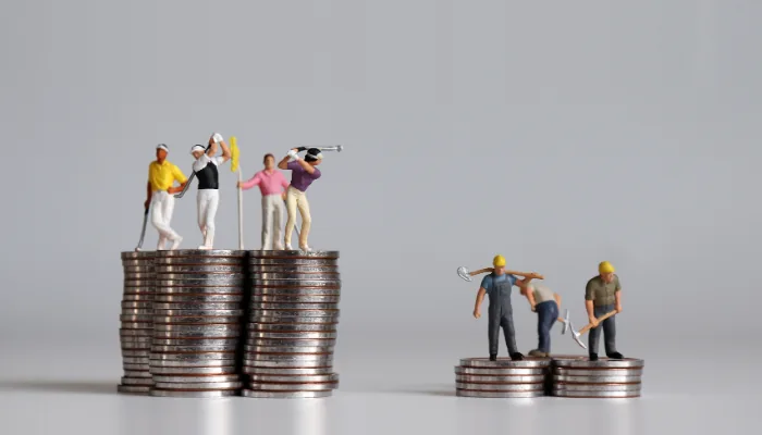 "Seguro de Vida é Caro e Apenas para Pessoas Ricas" representado por uma pilha de moedas com pessoas trabalhando e uma pilha de moedas com pessoas jogando golf.