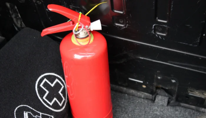 Quais veículos precisam obrigatoriamente de extintor de incêndio respondendo a pergunta "é obrigatório ter extintor de incêndio no carro?" representado por um extintor de incêndio.