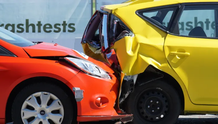 pt em carro financiado sem seguro sendo representado por uma colisão entre dois carros