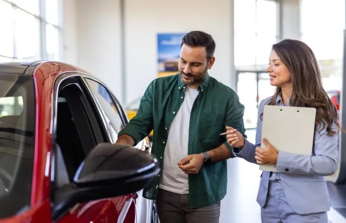 Homem adquire carro usado. Como funciona a garantia de carro usado?