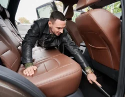 Homem confere serviço em couro feito nos bancos do seu carro. Quanto custa colocar banco de couro no carro?