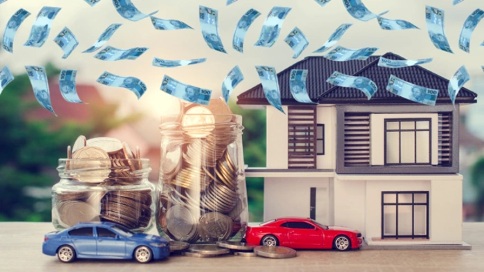 Cédulas de dinheiro "voando" sobre casa, enquanto há dois carros em miniatura, um azul e outro vermelho, e dois potes com moedas, representando seguro cashback.