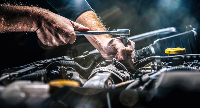 Mecânico faz ajustes para melhorar a potência do motor de um carro. Explicando como melhorar a performance do meu veículo.