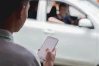 Cliente aguardando motorista de app, representando dicas para motorista uber iniciante.