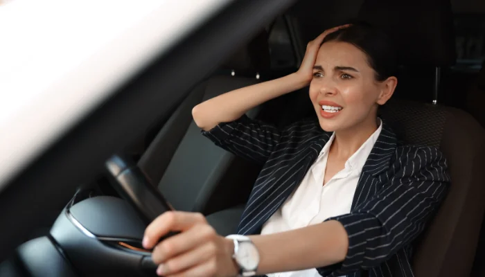 mulher no trânsito, representando dirigindo na prática como se comportar no trânsito urbano.