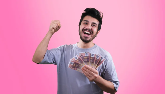 Homem com dinheiro na mão, representando o que é macete na uber .