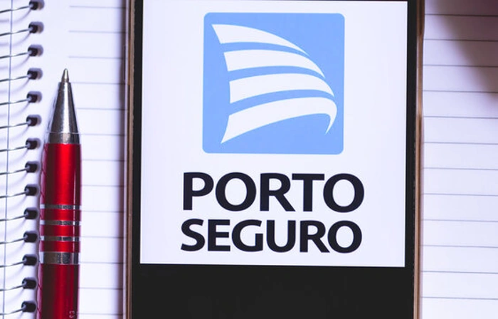 Logo da Porto Seguro na tela de um smartphone. Falando sobre se porto seguro aceita carro de leilão.