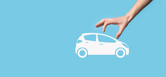 Pessoa simula pegar um carro digitalmente incluído na imagem. Falando sobre os carros usados mais seguros do brasil.