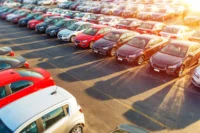 Pátio com dezenas de carros de leilão. Falando sobre se porto seguro aceita carro de leilão.