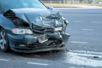Carro com a frente totalmente destruída após um acidente. Falando sobre a responsabilidade civil facultativa de veículos.