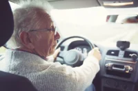 Idoso dirige o seu veículo. Falando sobre seguro de carro para idoso e mais barato.