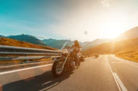 Motociclista pilotando uma moto de alta cilindrada em uma rodovia. Explicando acima de quantas cilindradas precisa de cnh.