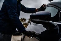 Criminoso tenta arrombar veículo estacionado na rua. Falando sobre os carros menos roubados rj.