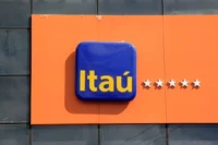 Logomarca do Itaú em um letreiro. Falando sobre o seguro funeral itau.