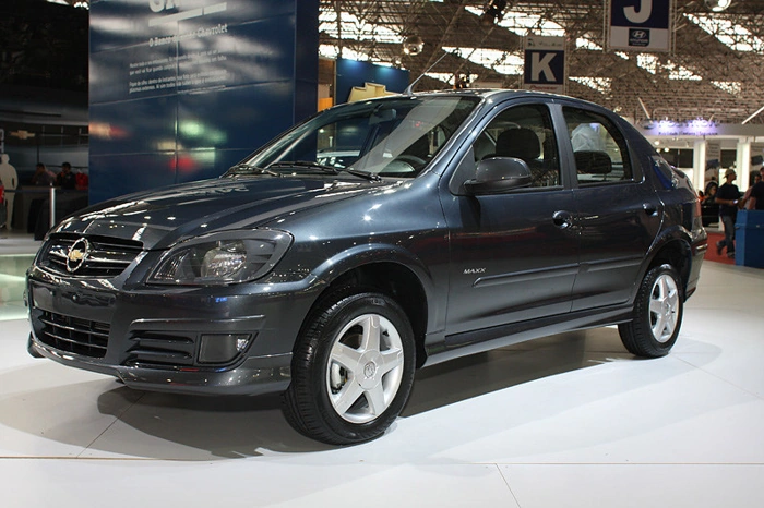 Chevrolet Prisma em cor escura. Falando sobre o seguro para carros antigos itaú.