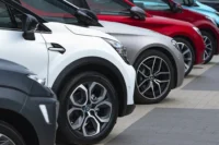 Fileira de carros importados estacionados em um pátio. Falando sobre seguro de carro importado.