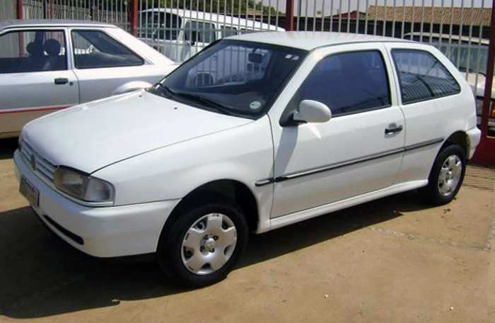 VW Gol branco em modelo antigo. Falando sobre seguro para carros antigos.