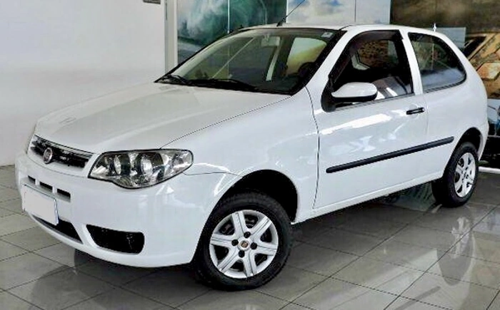 Fiat Palio na cor branca. Falando sobre seguro para carros antigos.