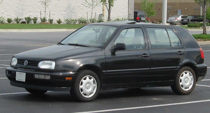 VW Golf antigo, na cor preta. Falando sobre seguro para carros antigos mais de 30 anos.