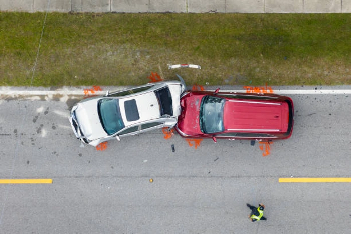 Tomada aérea pegando colisão traseira. Falando sobre "quando bate o carro tem que fazer boletim de ocorrência".