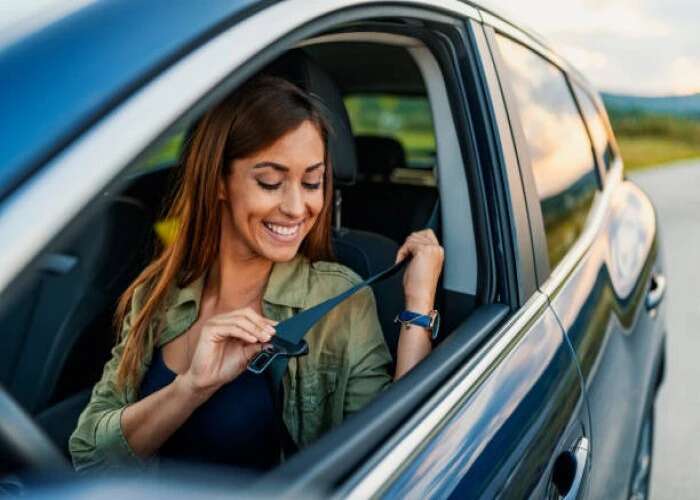 mulher sorridente em seu carro